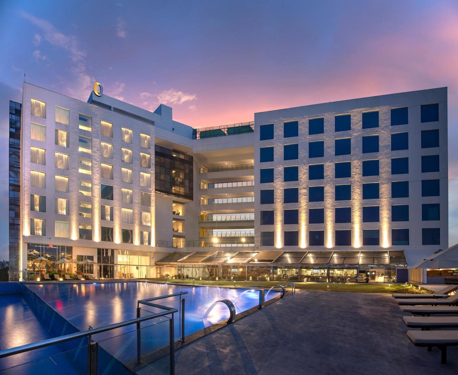O By Tamara, Trivandrum Thiruvananthapuram Exteriér fotografie The hotel at night