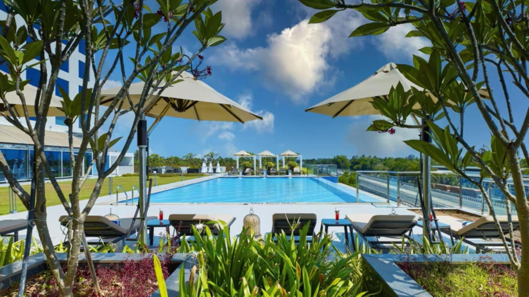 O By Tamara, Trivandrum Thiruvananthapuram Exteriér fotografie The swimming pool at the resort