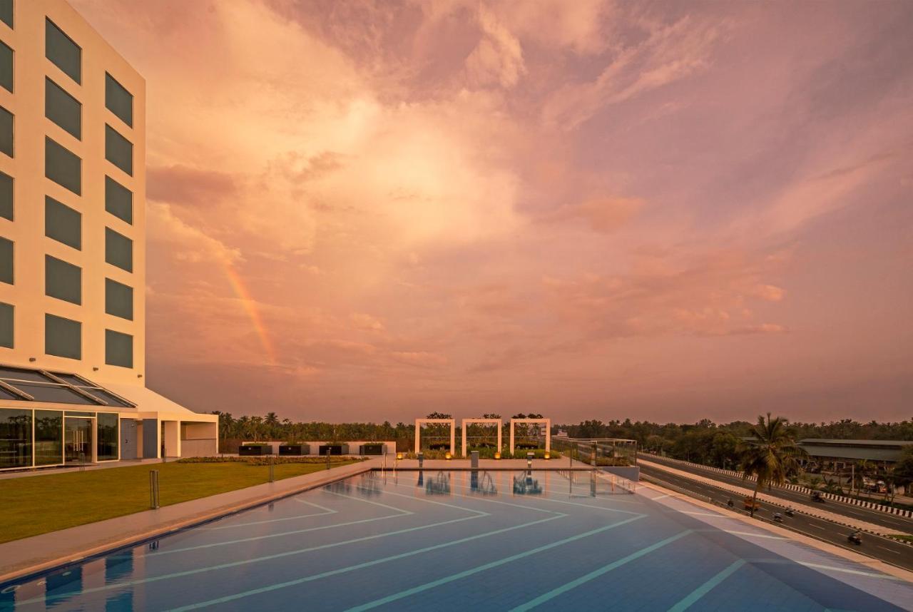 O By Tamara, Trivandrum Thiruvananthapuram Exteriér fotografie The pool at the Infosys Mysuru campus